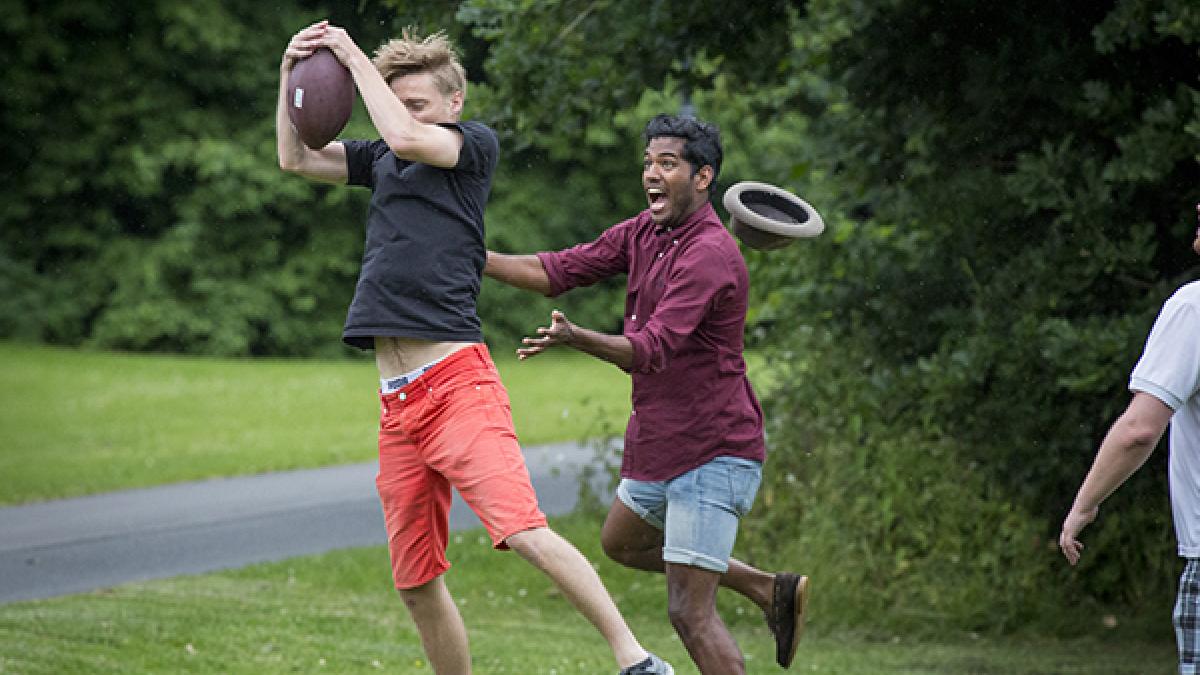 familie lege udendørs